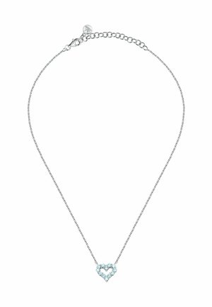 Collana in argento con una delicata catena e un pendente a forma di cuore impreziosito da gemme blu chiaro, che arricchiscono il suo design raffinato.