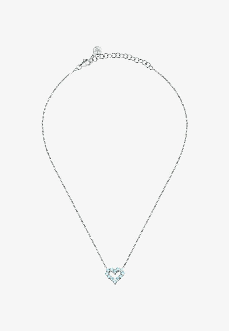 Collana in argento con una delicata catena e un pendente a forma di cuore impreziosito da gemme blu chiaro, che arricchiscono il suo design raffinato.