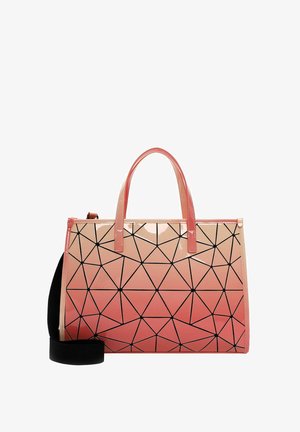 Borsa geometrica con finitura lucida, caratterizzata da una sfumatura dal corallo al rosa, motivi triangolari neri, doppi manici e una tracolla regolabile.