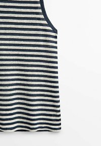 Haut sans manches à rayures horizontales bleu marine et blanc avec finition bleu marine autour de l'emmanchure, présenté sur fond blanc.