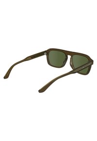 Occhiali da sole rettangolari marroni con lenti verdi e aste affusolate. La montatura ha una finitura lucida con una sottile texture lineare e accenti metallici.