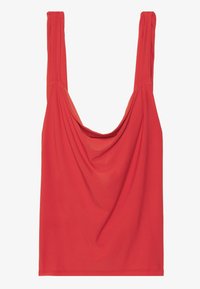 Top senza maniche rosso realizzato in tessuto morbido, con un frontrilievo drappeggiato e spalline larghe con scollatura a barca.