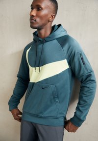 Nike Performance Majica s kapuljačom - deep jungle/luminous green/black