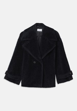 Manteau noir texturé avec un large revers, des boutons croisés et des manches retroussées. Fabriqué en matériau doux et pelucheux.