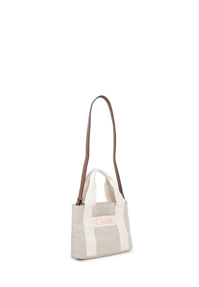 Borsa in tela grigia con manici a righe crema e tracolla marrone rimovibile. Presenta un logo "Chloé" rosa sulla parte frontale.