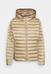 Beige péřová bunda s kapucí, s horizontálním prošíváním, kovovým zipem a kontrastním vnitřním límcem. Malé logo na hrudníku.