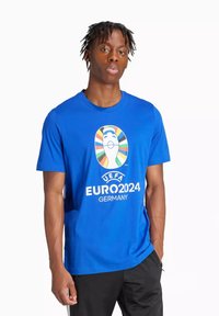 T-shirt in cotone blu con il logo UEFA Euro 2024 bianco e colorato. Girocollo, maniche corte, vestibilità standard. Tessuto semplice.
