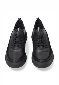 Czarne sneakersy z cholewką wykonaną ze skóry i zamszu, z sznurowaniem, teksturowanymi akcentami i kolorowymi kropkami po bokach. Guma na podeszwie.