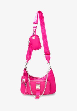 Sac à épaule en cuir rose avec un accent chaînes, pochette détachable, et large bandoulière avec logo. Dispose d'un fermoir central et d'une texture lisse.