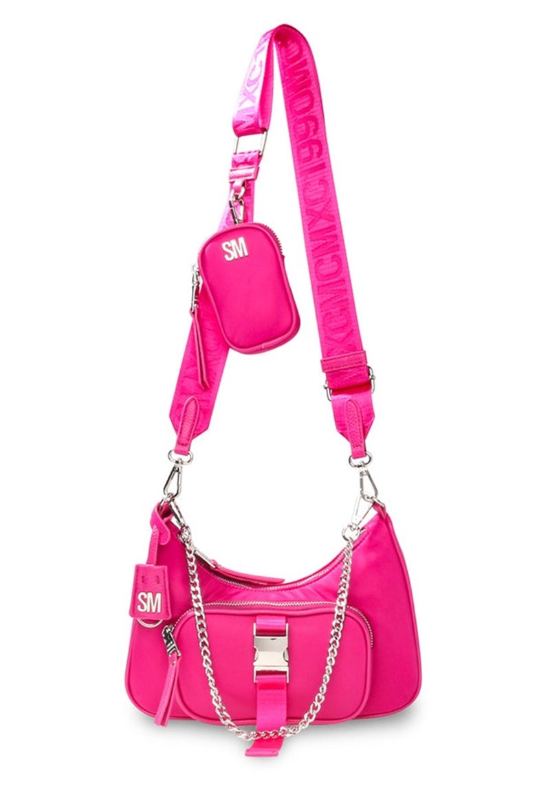 Borsa a spalla in pelle rosa con un accento in catena, pochette piccola removibile e ampia tracolla con logo. Presenta una chiusura centrale e una texture liscia.