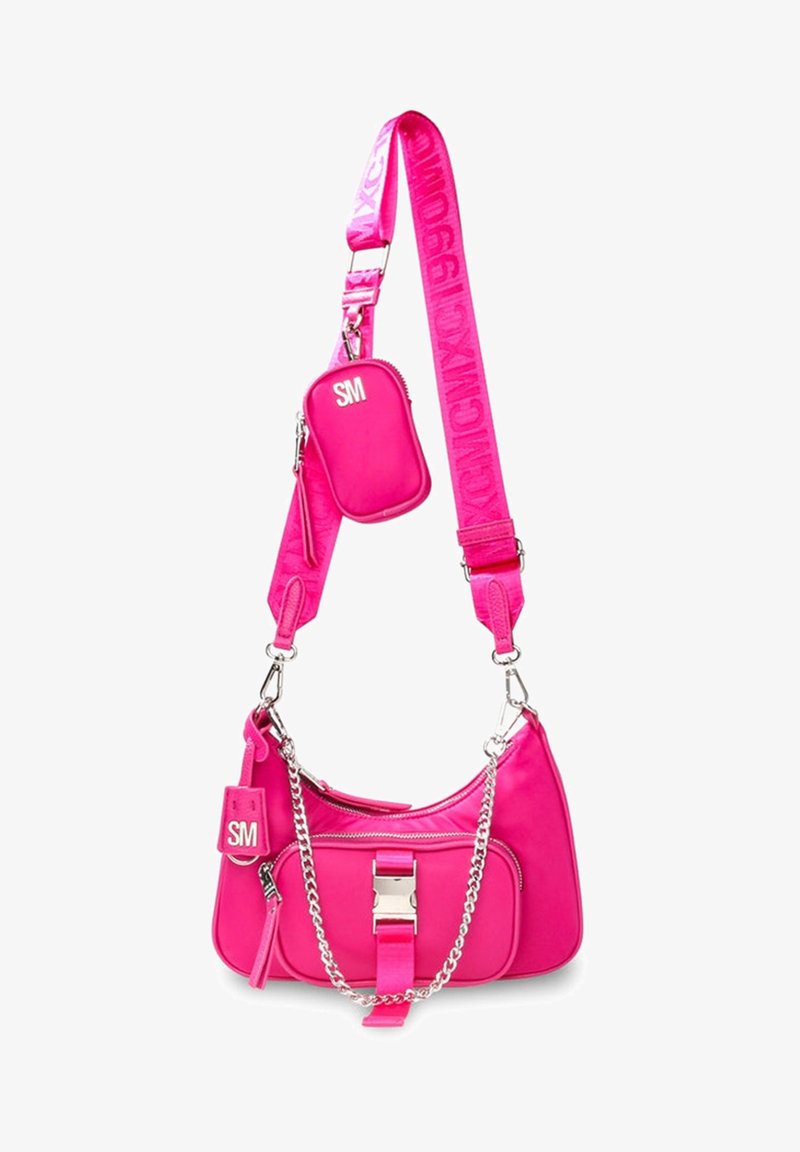 Borsa a spalla in pelle rosa con un accento in catena, pochette piccola removibile e ampia tracolla con logo. Presenta una chiusura centrale e una texture liscia.