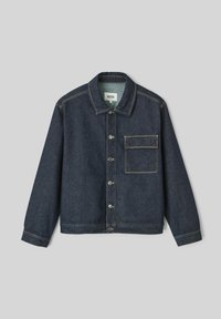 Veste en denim bleu foncé, dotée d'une fermeture à boutons, d'une poche poitrine et d'un col classique. Confectionnée en denim robuste.