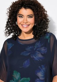 Námořnická blůza s květinovým vzorem v modrozelených tónech, lehký průhledný materiál a kulatý výstřih.