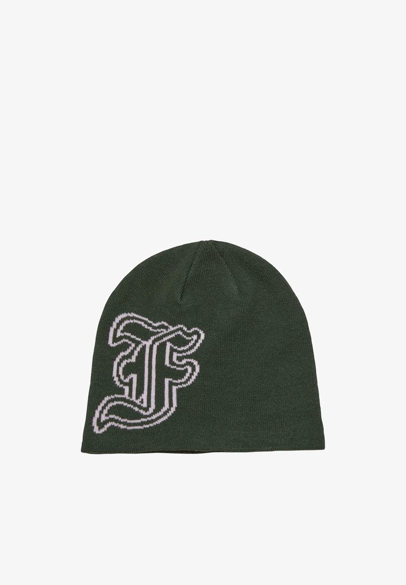 Zöld kötött sapka, amelyen egy kiemelkedő fehér és fekete szöveges logó található. Puha tapintású, klasszikus, lekerekített formájú, bordázott szélekkel.