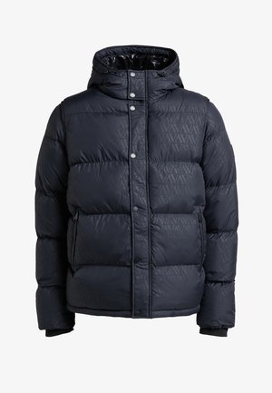 Jachetă puffer de culoare albastru închis, cu un design matlasat, nasturi tip snap, guler înalt și buzunare cu fermoar. Are un căptușel interior texturat.