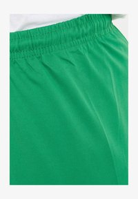 Unselected, green