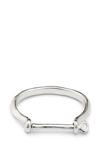 Pulsera de plata pulida con una banda curva y un cierre de barra horizontal que presenta un pequeño lazo en un extremo.