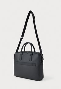 Fekete, téglalap alakú aktatáska dupla fogantyúval, állítható vállpánttal, valamint a fogantyúkon és pántcsatlakozásokon texturált díszítéssel.