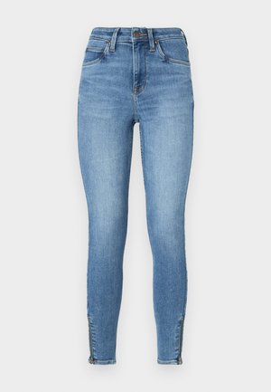 Tynde blå jeans lavet af denim med en let slidt finish, høj talje og lynlåsdetaljer ved anklen for ekstra detalje.