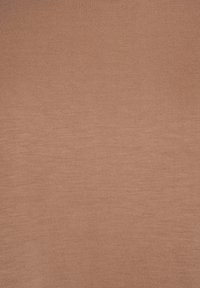 Heled pruun kootud kangas pehme tekstuuriga. Pind on sile ja veidi läikiv, näidates ühtlast ja ühtset mustrit.