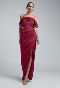 Burgunderfarbendes Satin-Kleid mit schulterfreien Ärmeln, seitlichem Schlitz und gerafften Details. Verfügt über dünne Träger und ein bodenlanges Design.