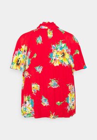 Röd blus med korta ärmar, blommönster i olika färger, plisserad design och hög hals.