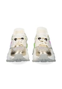 Zapatillas con una parte superior blanca y dorada metálica, con acentos en verde y rosa, detalles reflectantes y una suela texturizada. Logo en la lengüeta.