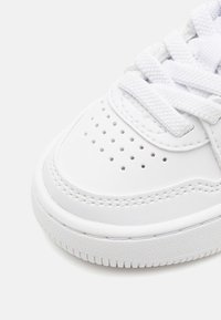 Lacoste INFANT COURT UNISEX - Obuća za bebe - blanc/vert