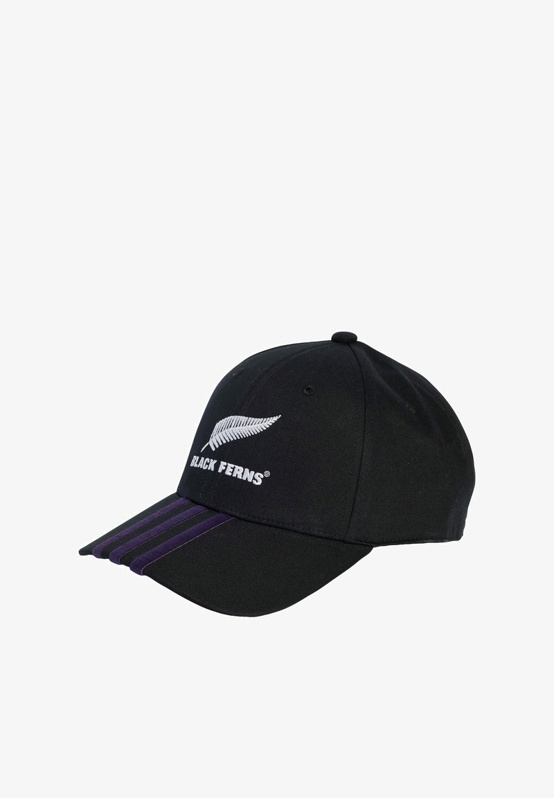 Gorra negra de algodón con visera curvada, que presenta un logo de helecho blanco y el texto "BLACK FERNS", con rayas moradas en la visera.