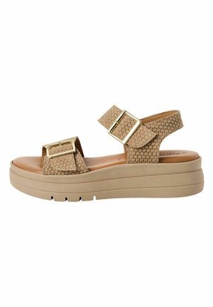 Sandales beige tissées avec deux sangles ajustables, boucles dorées en accent, et une semelle plateforme épaisse. Partie supérieure texturée et semelle intérieure lisse.