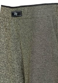 Metaalachtige stoffen broek in een donkergrijze tint met een subtiele glinstering. Heeft een soepele tailleband en een klein logo-label aan de bovenkant.