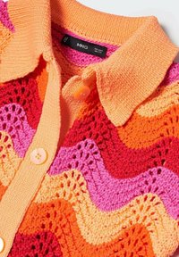 Gilet en crochet avec un col côtelé orange et un boutonnière, arborant des rayures ondulées dans des tons de rose, rouge, orange et jaune.