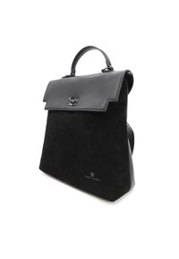 Borsa nera con un design strutturato, realizzata in morbido camoscio e pelle. Presenta una chiusura a patta, un manico superiore e dettagli del logo impresso.