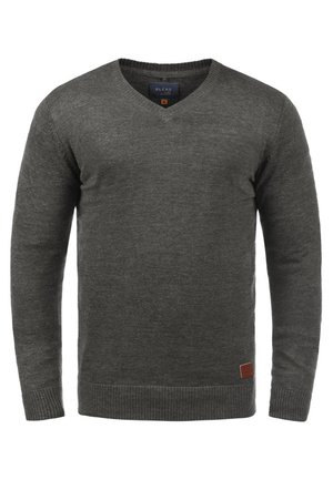 Tumši pelēkā v-veida džemperis, izgatavots no mīksta adījuma auduma. Garas piedurknes, ribotie aproces un apakšmalu, kā arī neliels ādas logotipa uzlīmes gabals apakšējā pusē.