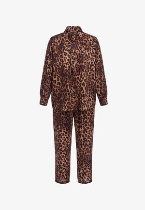 Ensemble de pyjama imprimé léopard avec une chemise à manches longues boutonnée et un pantalon ample assorti en tons marron et noir.