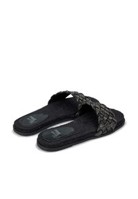 Sandalias deslizantes negras con correas trenzadas que presentan un patrón metálico. Suela texturizada suave con un logotipo de marca en la plantilla. Suela exterior de goma robusta.