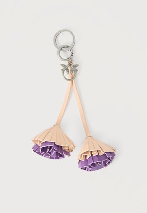 Sleutelhanger met twee bloemvormige bedels van gelaagd leer in beige en paars, bevestigd aan een zilveren ring met twee vogelvormige details.