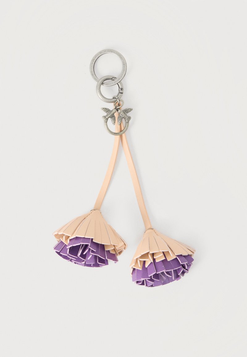 Μπρελόκ με δύο λουλούδια από δέρμα σε στρώσεις σε μπεζ και μοβ χρώματα, προσαρτημένα σε ασημένιο κρίκο με δύο διακοσμητικά σε σχήμα πουλιού.