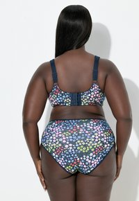 Granatowy biustonosz w kwiatowy wzór oraz majtki z wysokim stanem ozdobione żywymi, wielokolorowymi kwiatami, z regulowanymi ramiączkami i zapięciem na haftki.