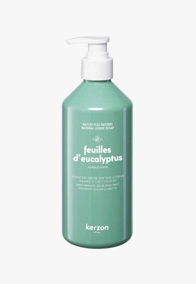 Bouteille de savon liquide turquoise avec pompe, présentant un design incurvé et un texte blanc indiquant "feuilles d’eucalyptus" et "kerzon."