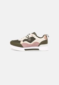 Zapatilla baja en verde oliva, beige y rosa de ante, con acentos metálicos, que presenta una suela blanca y cierre de cordones, vista de lado.