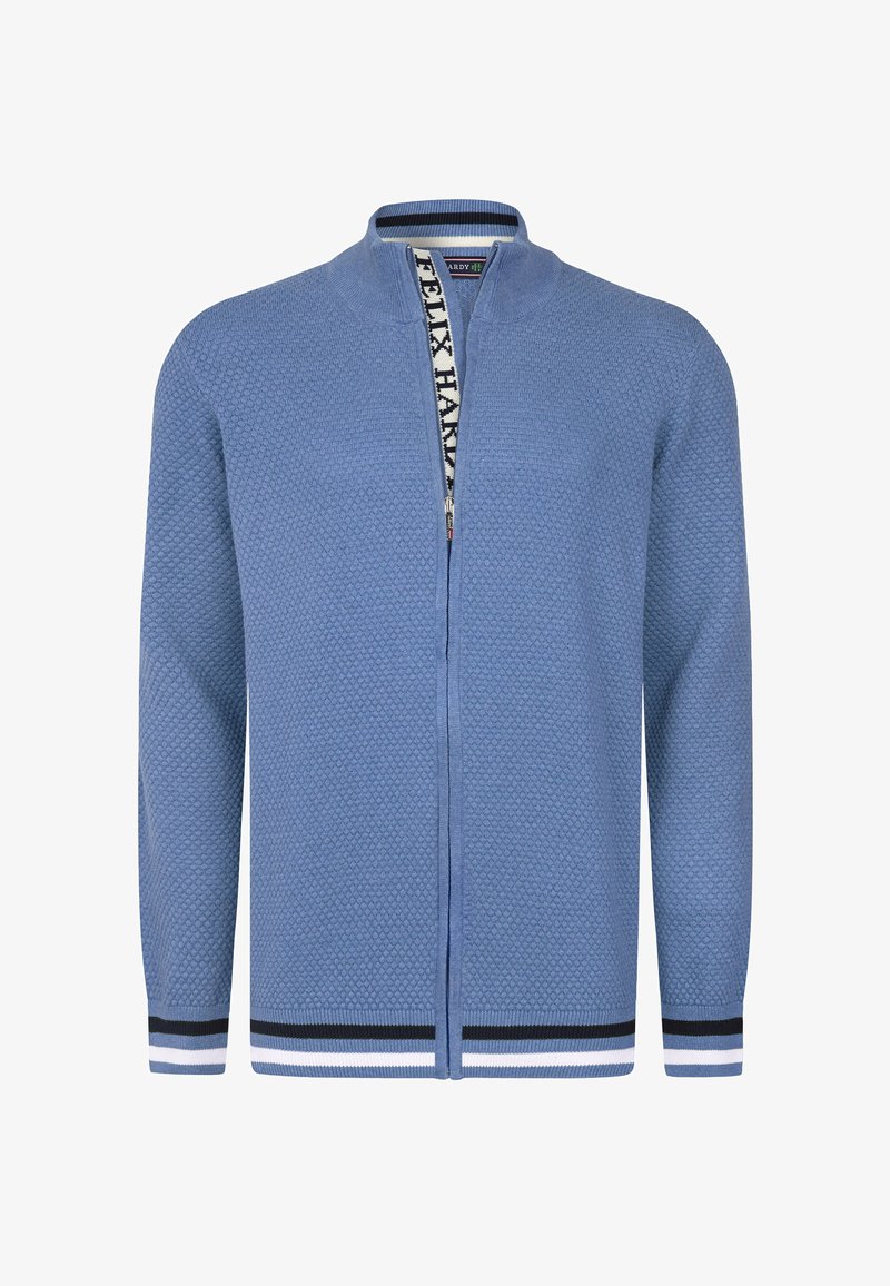 Světle modrý zip-up cardigan vyrobený z texturovaného pleteného materiálu. Má stojáček a pruhované detaily na manžetách a lemu.