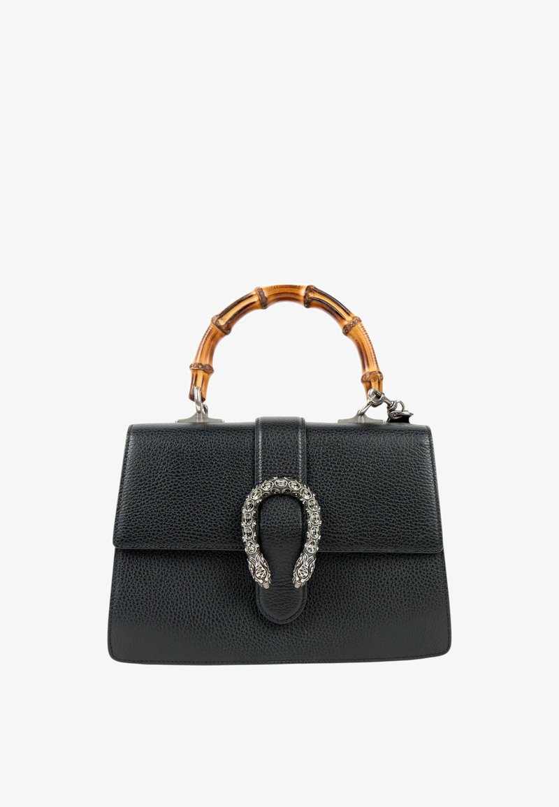 Sac à main en cuir noir texturé avec poignée en bambou et fermoir argenté en forme de fer à cheval avec des détails complexes.