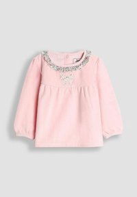 Rosa Langarm-Babykleid mit floralem Rüschensaum und gesticktem Schleifendetail auf der Brust, elastischen Bündchen und Knopfverschluss hinten.