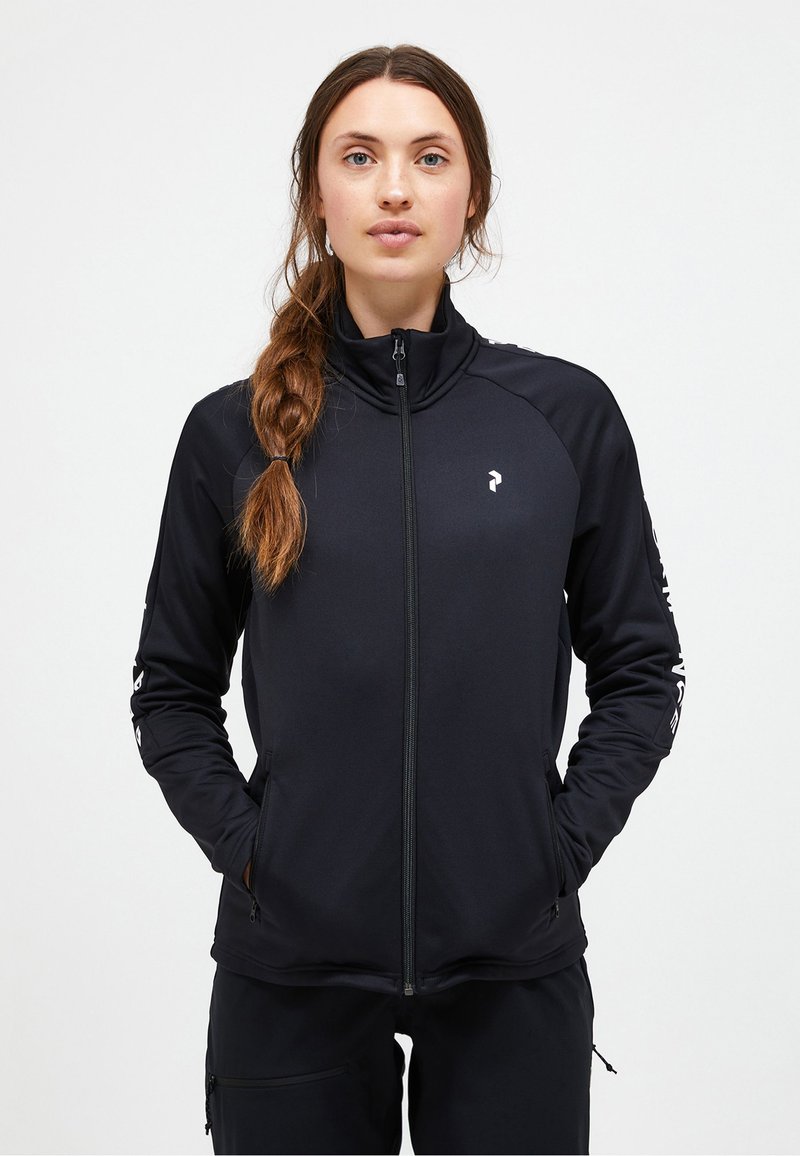 Giacca sportiva nera con colletto alto, zip completa e maniche lunghe. Presenta tasche con zip e logo bianco sulle maniche.