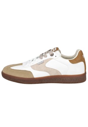 Zapatilla baja blanca y beige con suela marrón, puntera y talón de ante beige, cordones blancos y etiqueta con logotipo en el lateral.