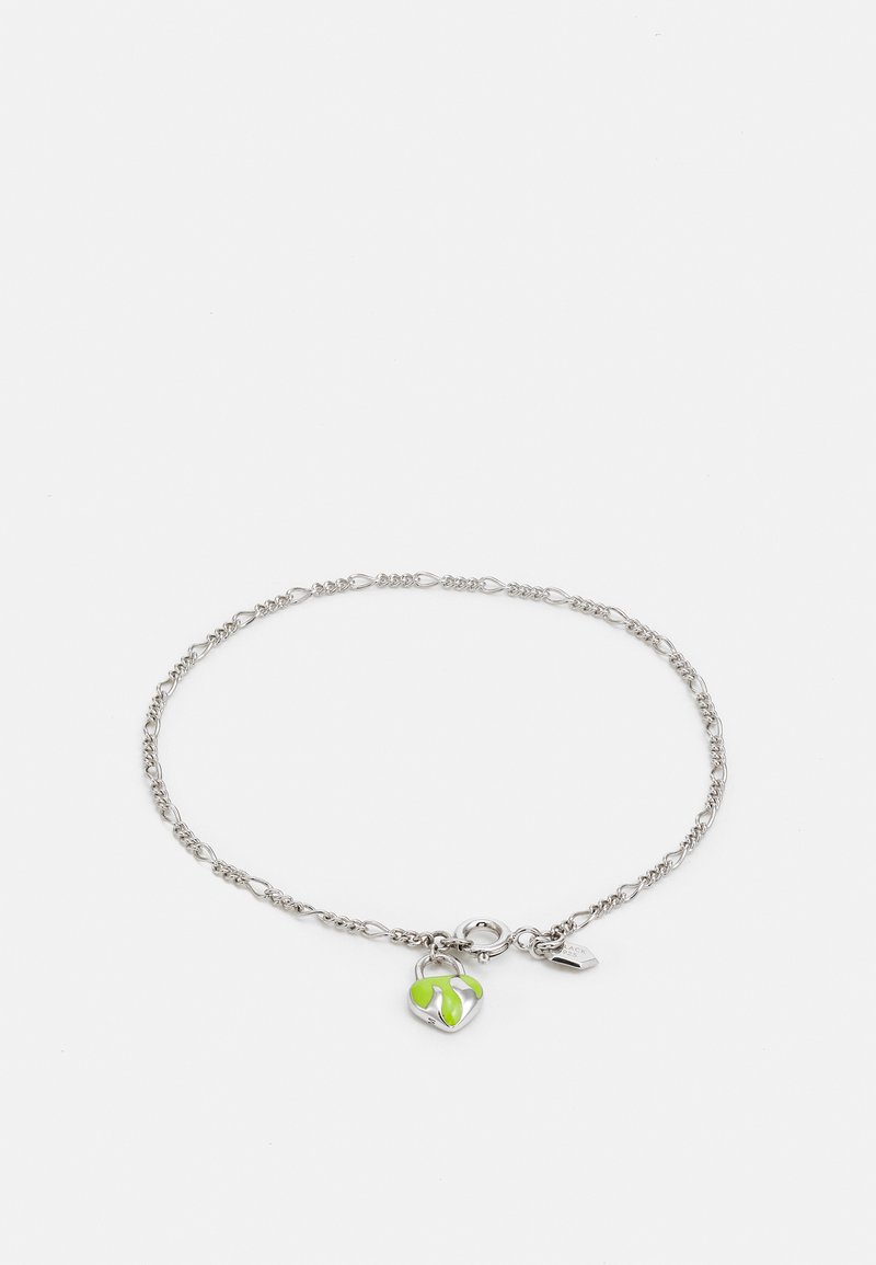 Bracelet en chaîne argentée avec un charme en forme de cœur, doté d'accents verts et blancs. Texture métallique lisse, petit fermoir en homard.