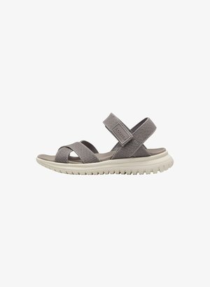 Sandalias de malla gris con un diseño de tiras cruzadas anchas, correa ajustable en el tobillo y una suela blanca acolchada con dibujo para mayor agarre.