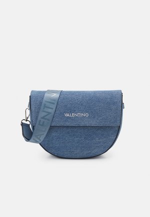 Jeansowa torebka na ramię z klapką, srebrnym logo Valentino z przodu oraz szerokim niebieskim paskiem z nadrukiem Valentino.