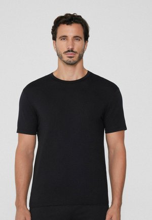 Schwarzes T-Shirt mit kurzen Ärmeln aus glattem Stoff, mit Rundhalsausschnitt und körpernaher Passform, ohne sichtbare Muster oder Akzente.